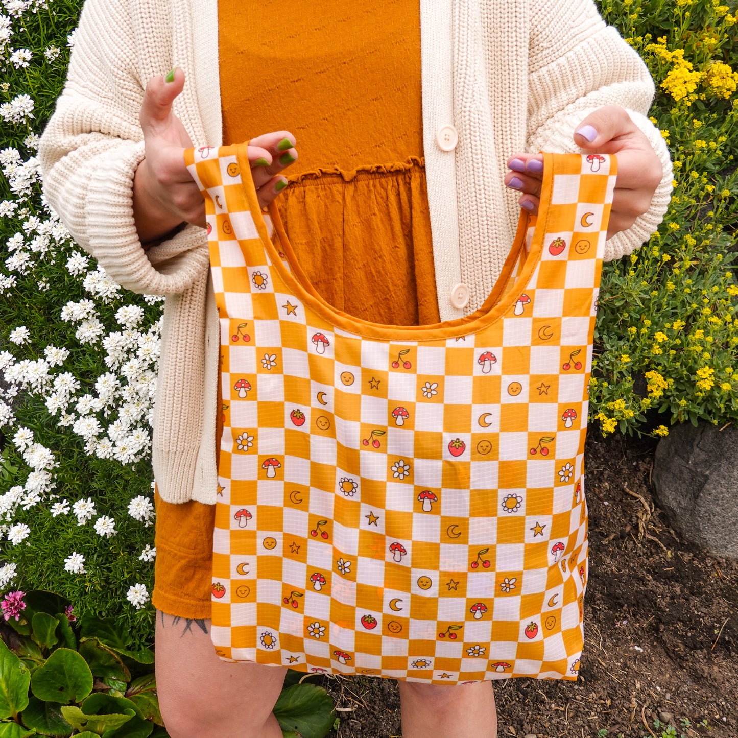 Checkerboard tuck-top tote