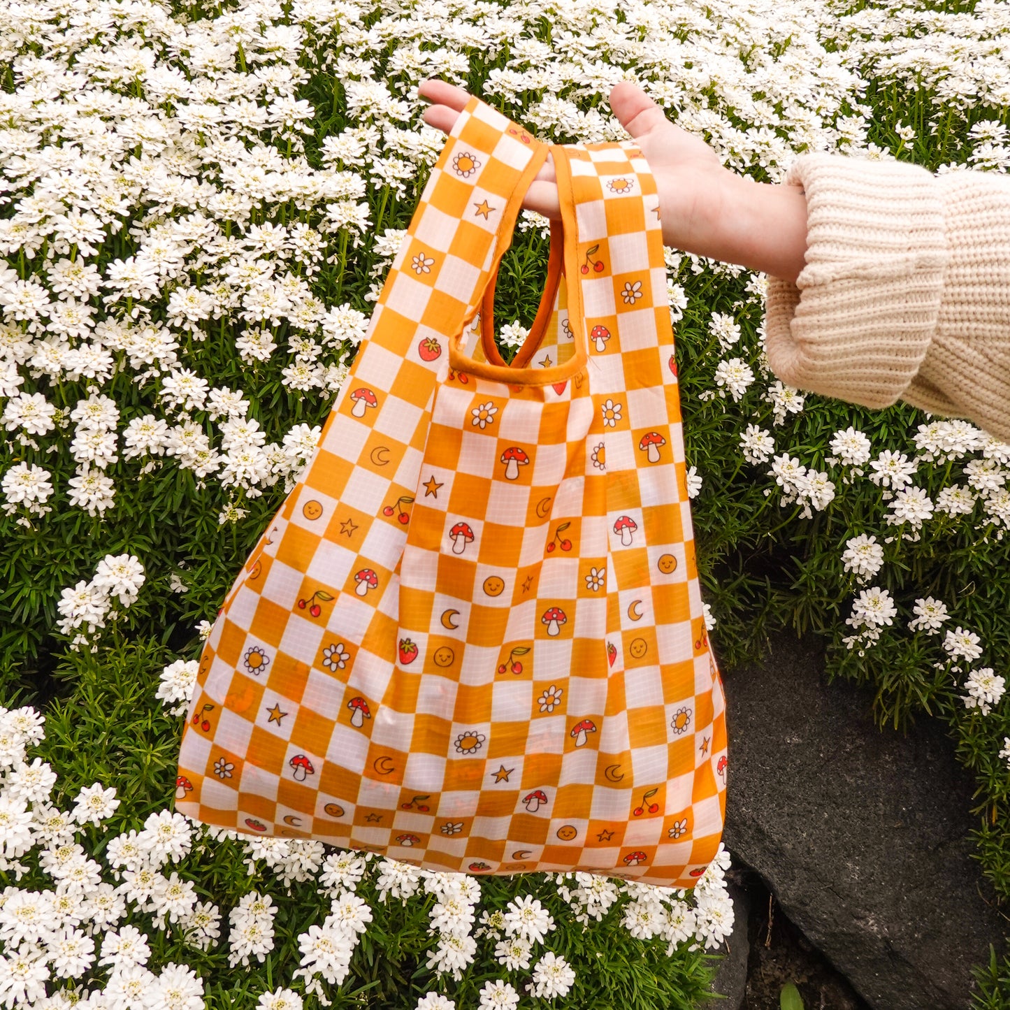 Checkerboard tuck-top tote